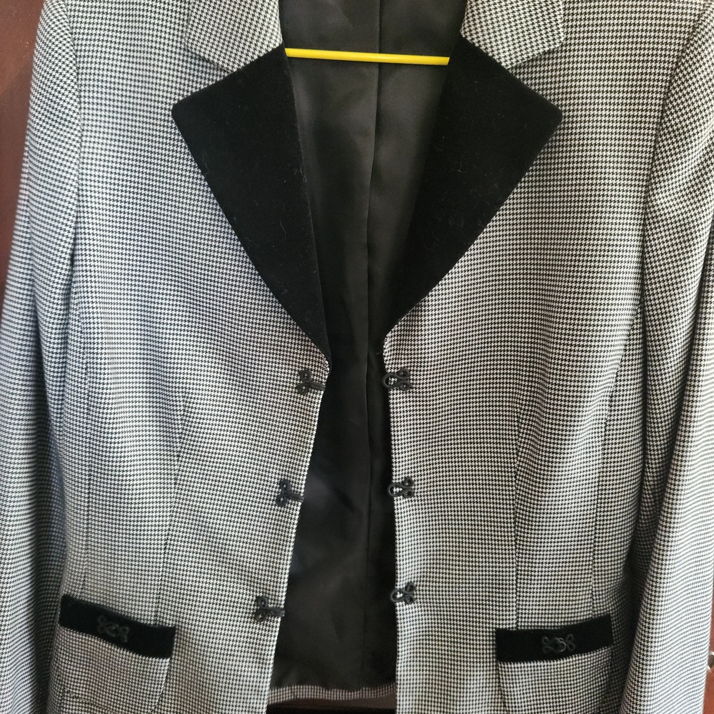 Womens  Houndstooth Blazer with Black Velvet Collar